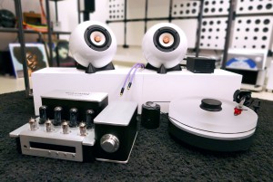 Kugellautsprecher Augarten, Wasami Röhrenverstärker, Plattenspieler RPM 9 und Phono Box DS beides Pro-Ject
